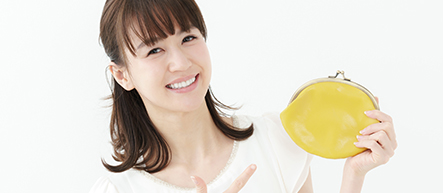 追加費用がかからなくて、喜ぶ女性